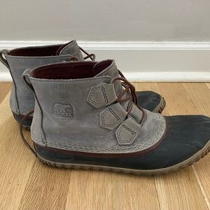 Sorel Out N About Women's Leather Rubber Duck Boots Bootie Size 8.5 Gray Leather